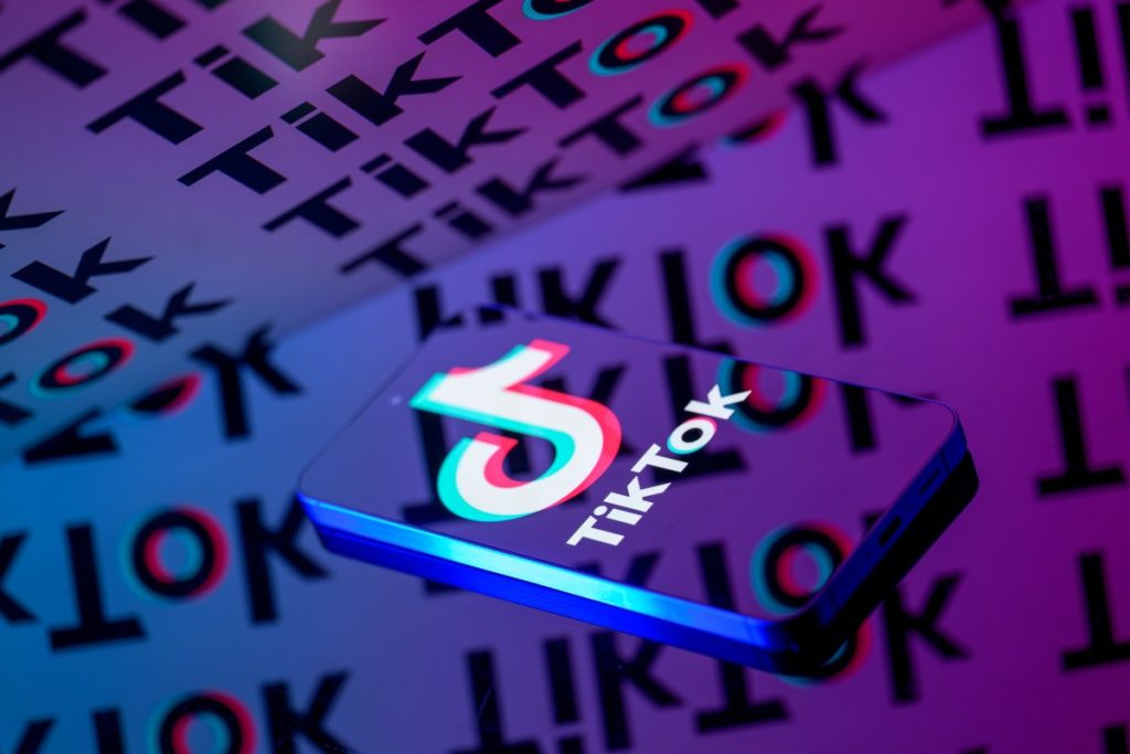 universal-music-group-and-tiktok-renew-agreement-to-combat-unauthorized-ai-music-|-techcrunch