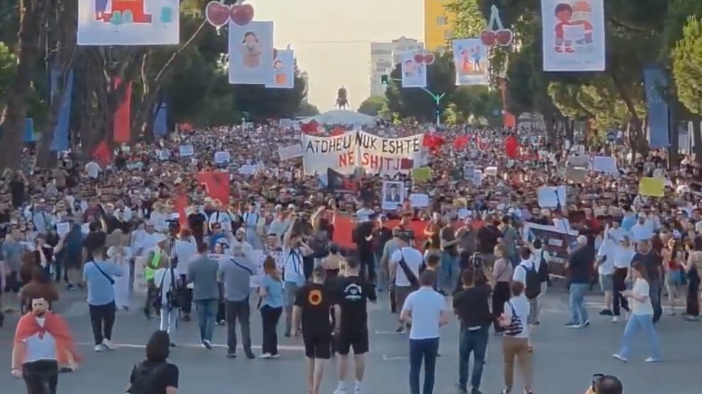 tiran’da-trump’in-damadina-isyan:-‘arnavutluk-satilik-degildir’