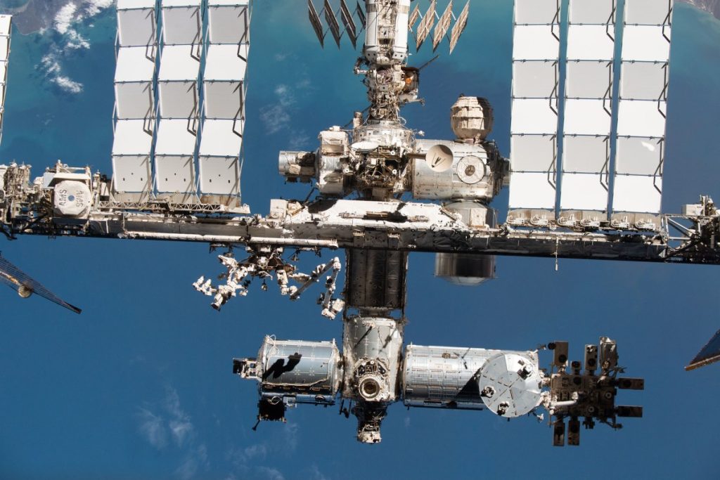 nasa-briefly-sheltered-space-station-astronauts-in-spacex’s-dragon-due-to-leaks-|-techcrunch