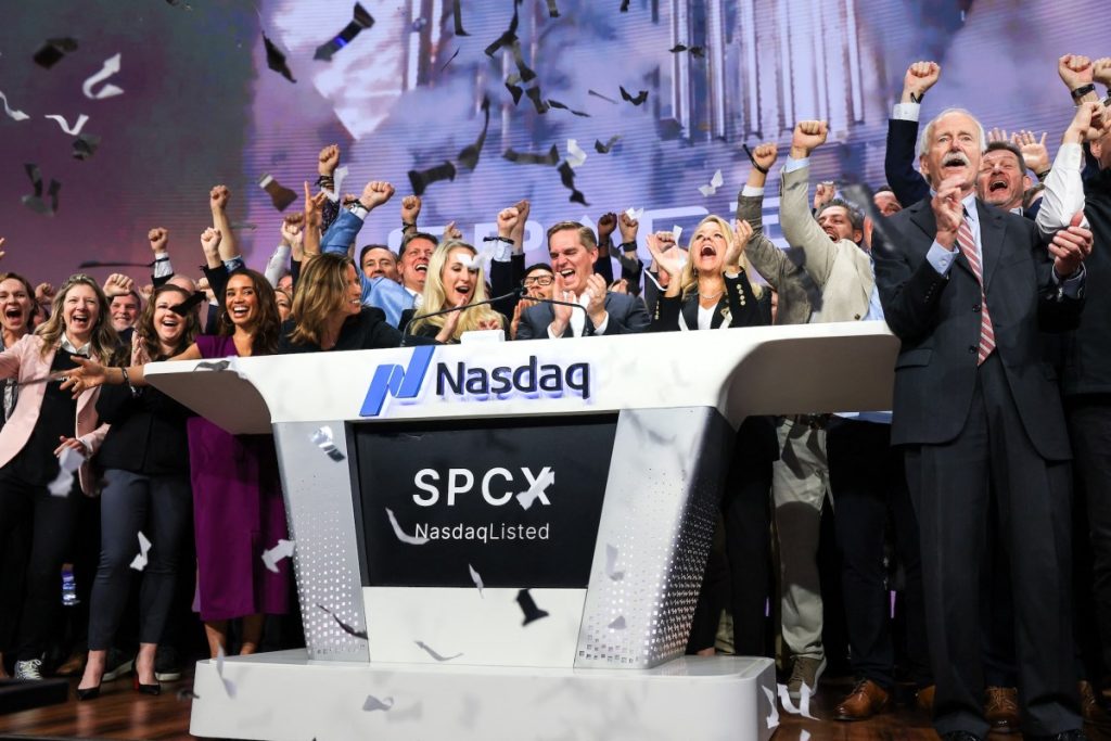 spacex-ipo-closes-up-19%-and-delivers-the-world’s-first-trillionaire-|-techcrunch