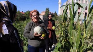 kadinlar-ureterek-kazaniyor:-ipekyolu-belediyesi-ucuncu-kent-bostanini-aciyor