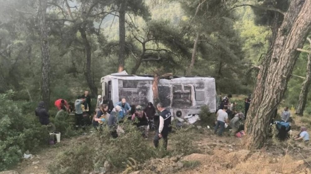 izmir’de-tarim-iscilerini-tasiyan-arac-devrildi:-22-yarali