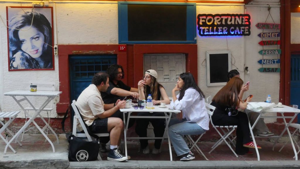 seeking-guidance-in-uncertain-times:-inside-istanbul’s-fortune-telling-economy