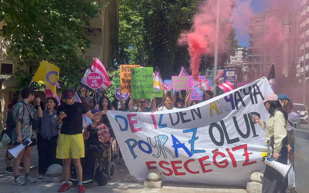trans-activists-pop-up-in-kadikoy-after-decoy-parade-draws-police-to-taksim