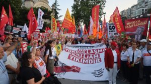 nato-zirvesi-protestolarina-polis-saldirisi