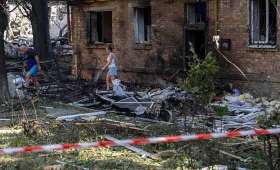 ukraine:-deadly-russian-attacks-severely-damage-aid-warehouses