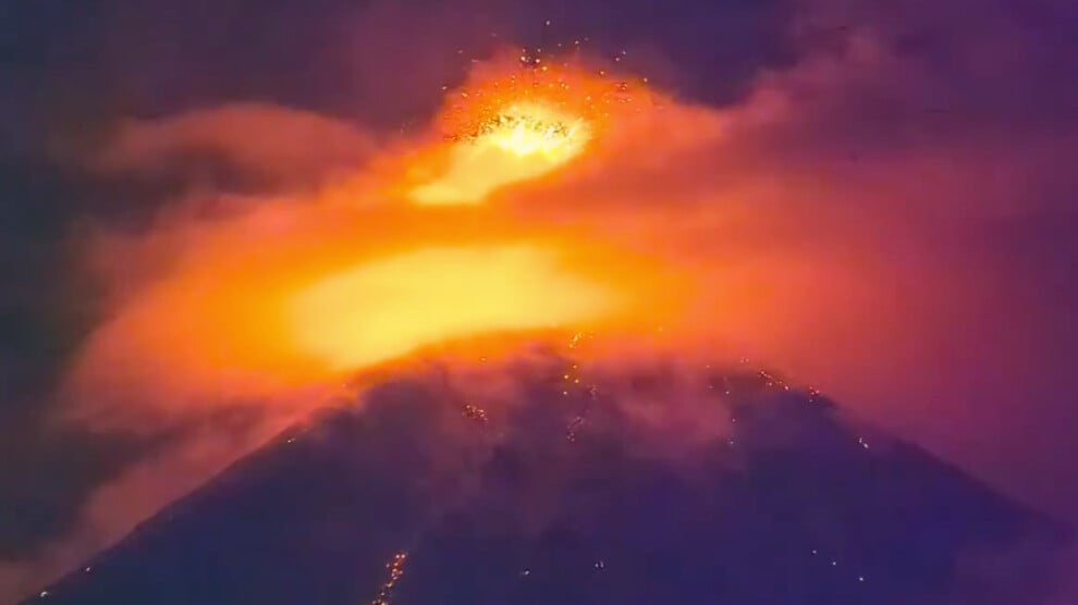 fuego-yanardagi-faaliyete-gecti:-turuncu-alarm-ilan-edildi