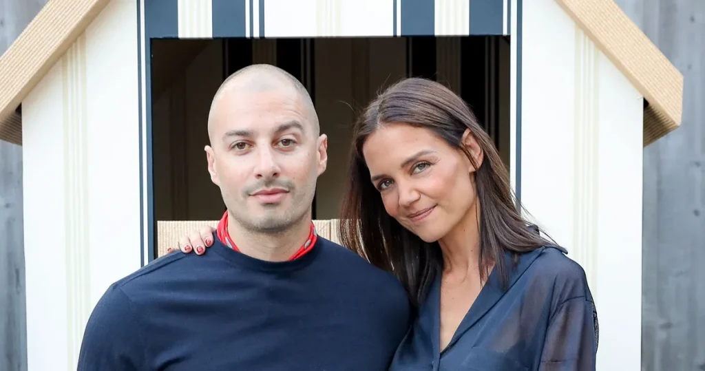katie-holmes-and-jason-bard-yarmosky-make-red-carpet-debut-as-a-couple
