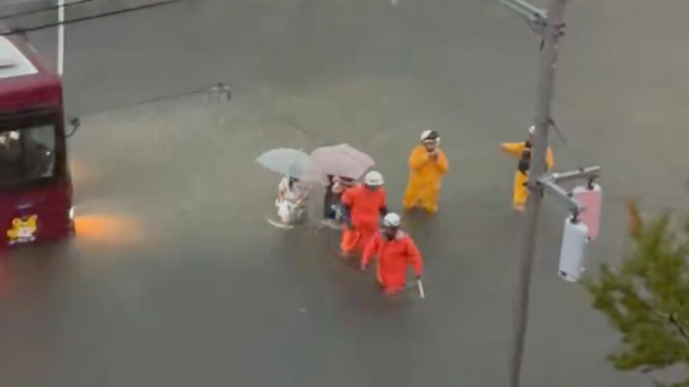 japon’da-siddetli-yagislar:-en-az-4-olu,-6-bin-kisi-havaalaninda-mahsur-kaldi