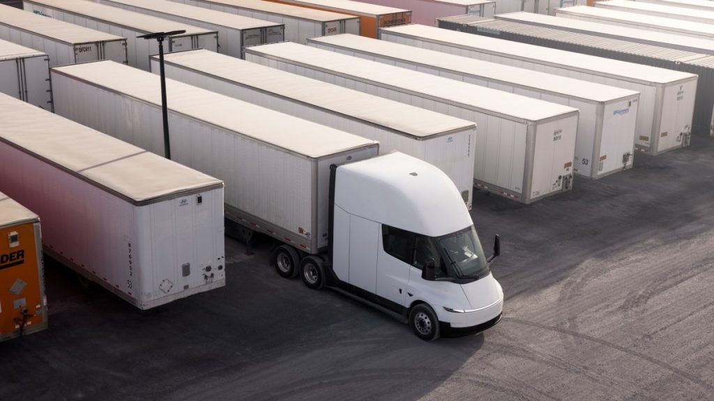 einride-strikes-deal-to-add-500-tesla-semis-to-its-fleet-|-techcrunch