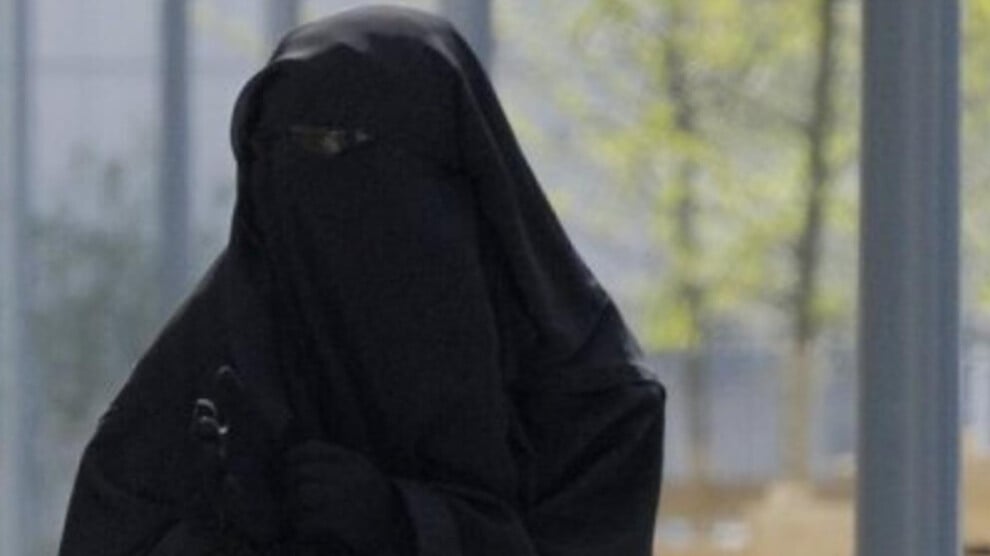 portekiz’de-yuzu-kapatan-kiyafetlere-yasak:-burka-giyen-kadinlar-hedefte