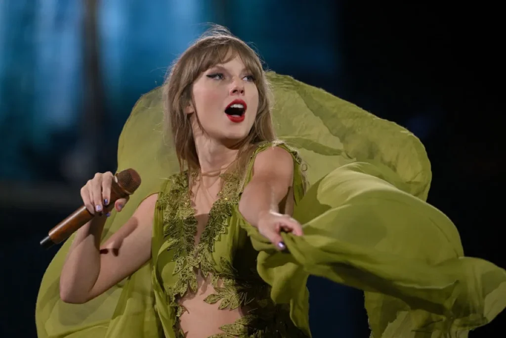 taylor-swift’s-green-floaty-gown-has-fans-convinced-her-debut-album-could-be-next