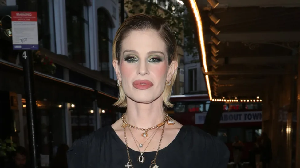 kelly-osbourne-wows-in-vampy-new-look-during-latest-london-appearance