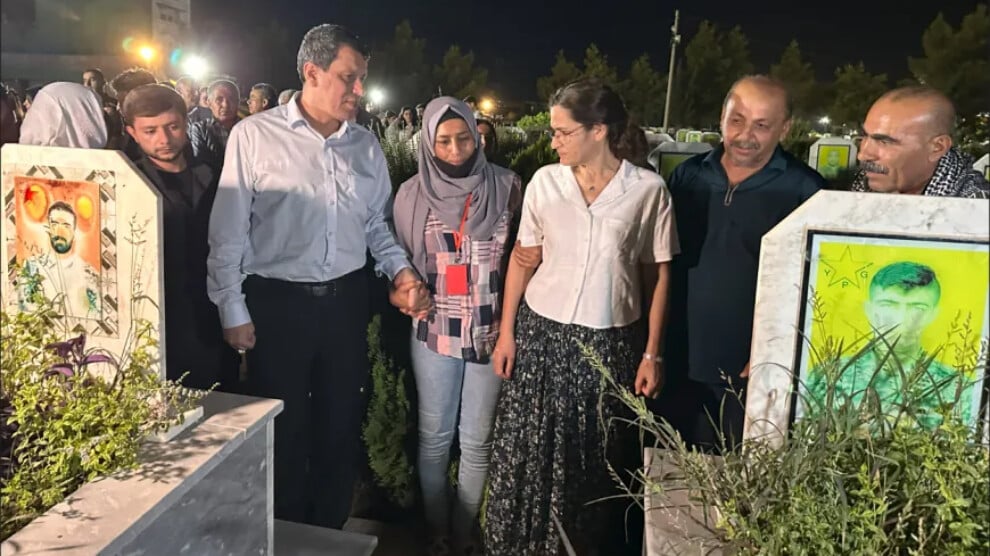 mazlum-abdi-ve-ilham-ahmed’den-sehid-delil-saroxan-sehitligi’ne-ziyaret