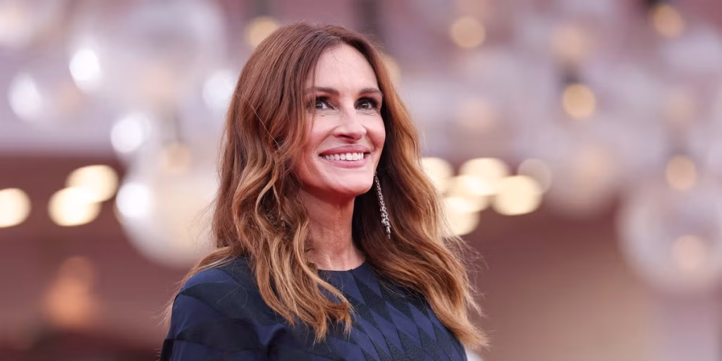 julia-roberts-debuts-new-honey-blonde-hair-for-new-york-city-outing