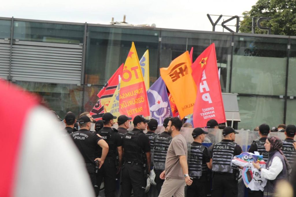 dozens-detained-outside-istanbul-courthouse-while-protesting-lgbti+-arrests