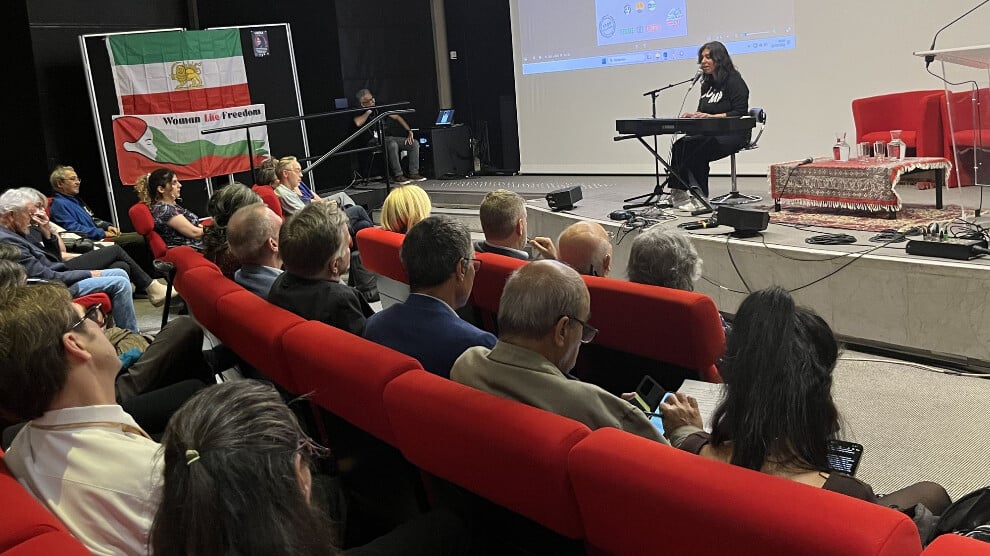 paris-belediyesi’nde-jina-emini-ve-kadin-direnisine-saygi-bulusmasi