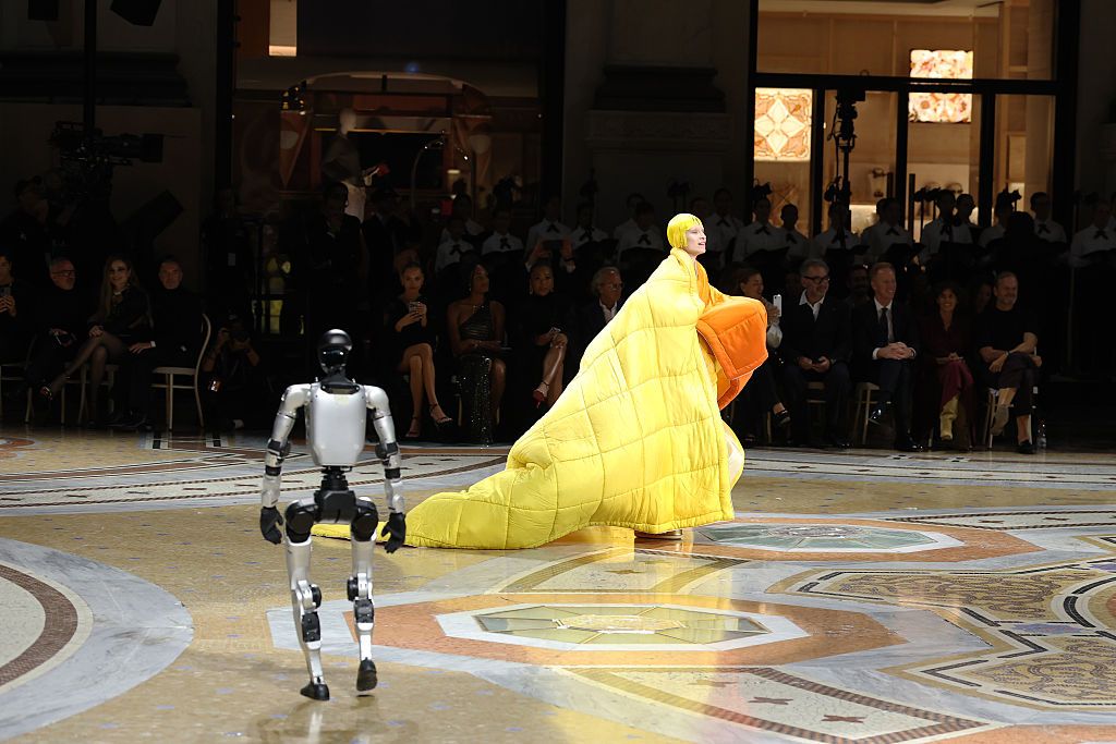 vogue-sent-robots-down-the-runway-at-vogue-world,-and-people-were-not-impressed-|-techcrunch