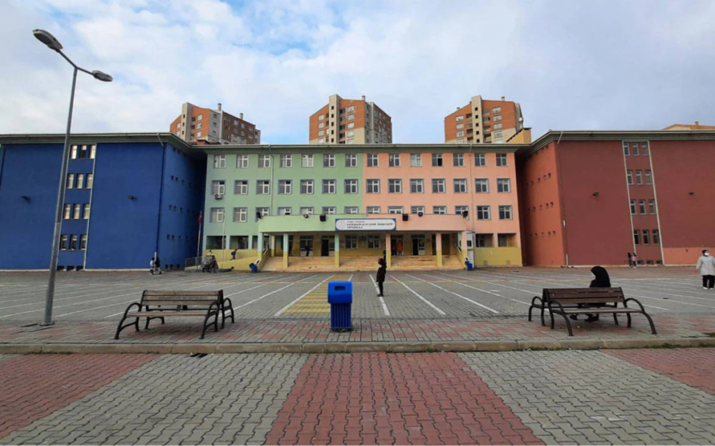 eight-students-injured,-one-critically,-in-istanbul-school-stabbing-spree