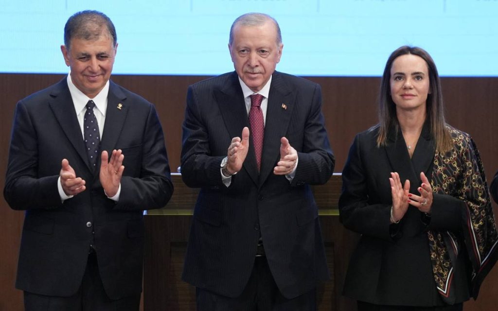 mayor-of-secular-stronghold-izmir-joins-erdogan’s-akp-in-major-loss-for-opposition