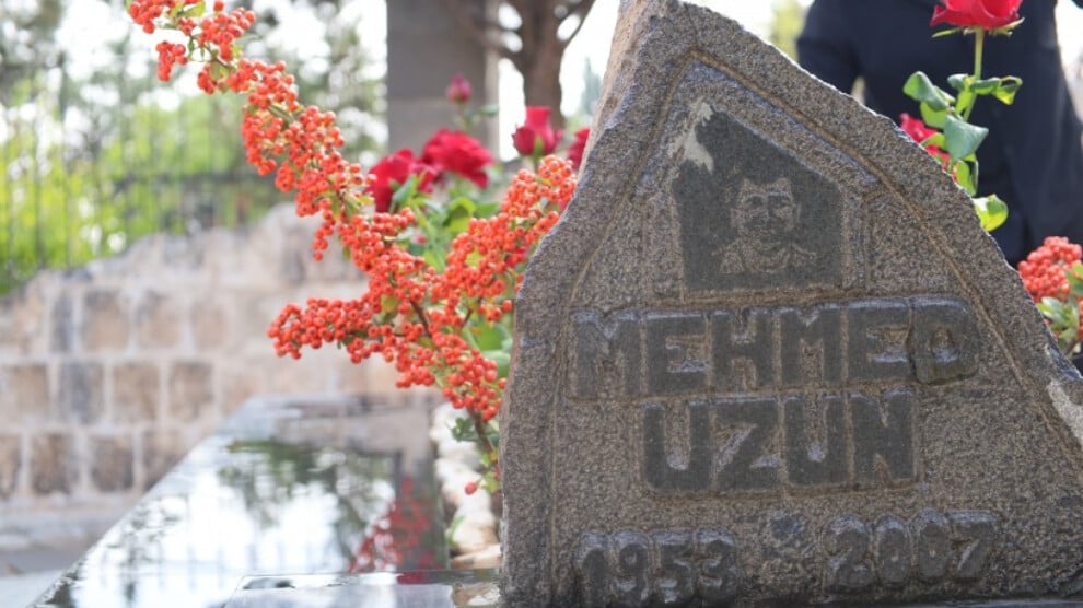 kurt-yazar-mehmed-uzun-mezari-basinda-anildi