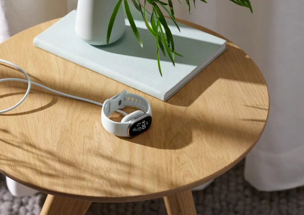 fitbit-edge-is-google’s-middle-ground-between-fitbit-air-and-pixel-watch-|-techcrunch