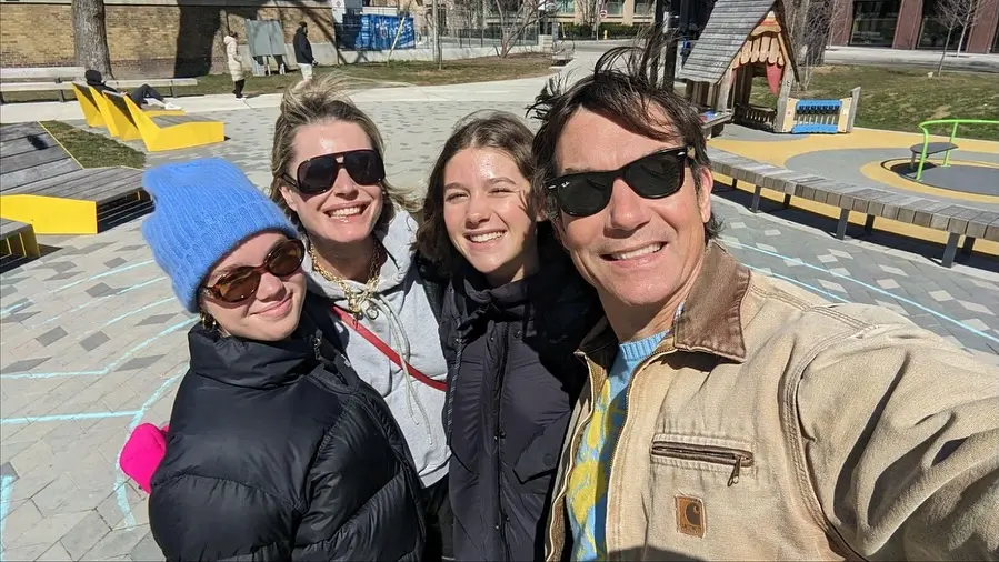 jerry-o’connell’s-twin-daughters-charlie-and-dolly,-17,-steal-the-spotlight-in-rare-family-photos