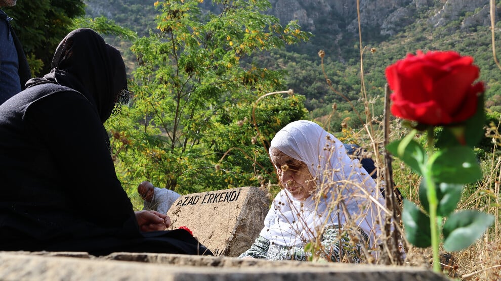 cocuklarinin-mezarini-29-yil-sonra-ilk-kez-ziyaret-ettiler