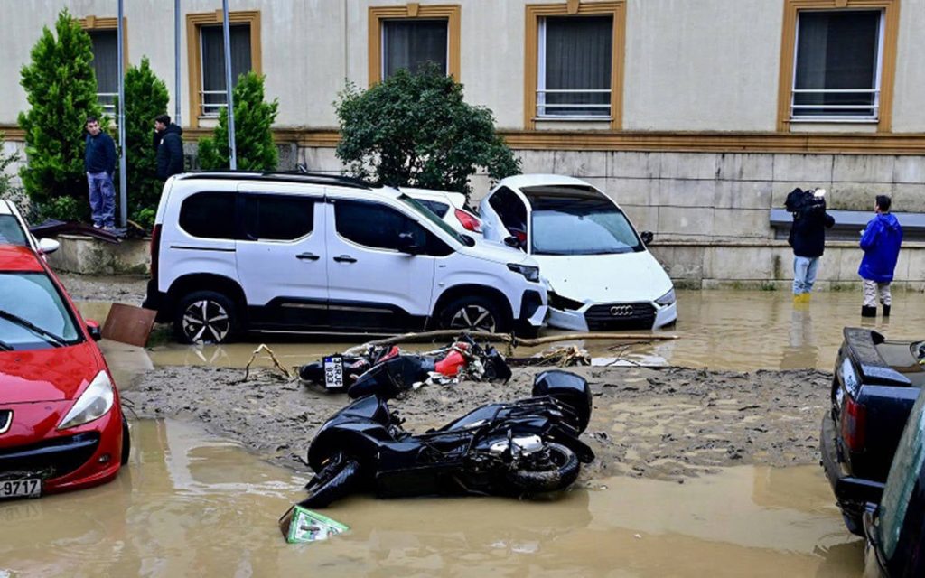 delivery-work-amid-floods:-both-working-and-stopping-have-a-cost
