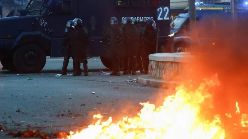 fransa’da-protestolarda-bin-kisi-gozaltina-alindi